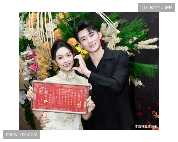 常园早上提着菜篮子出门，下午社交照里靠窗喝香槟，这反差我服